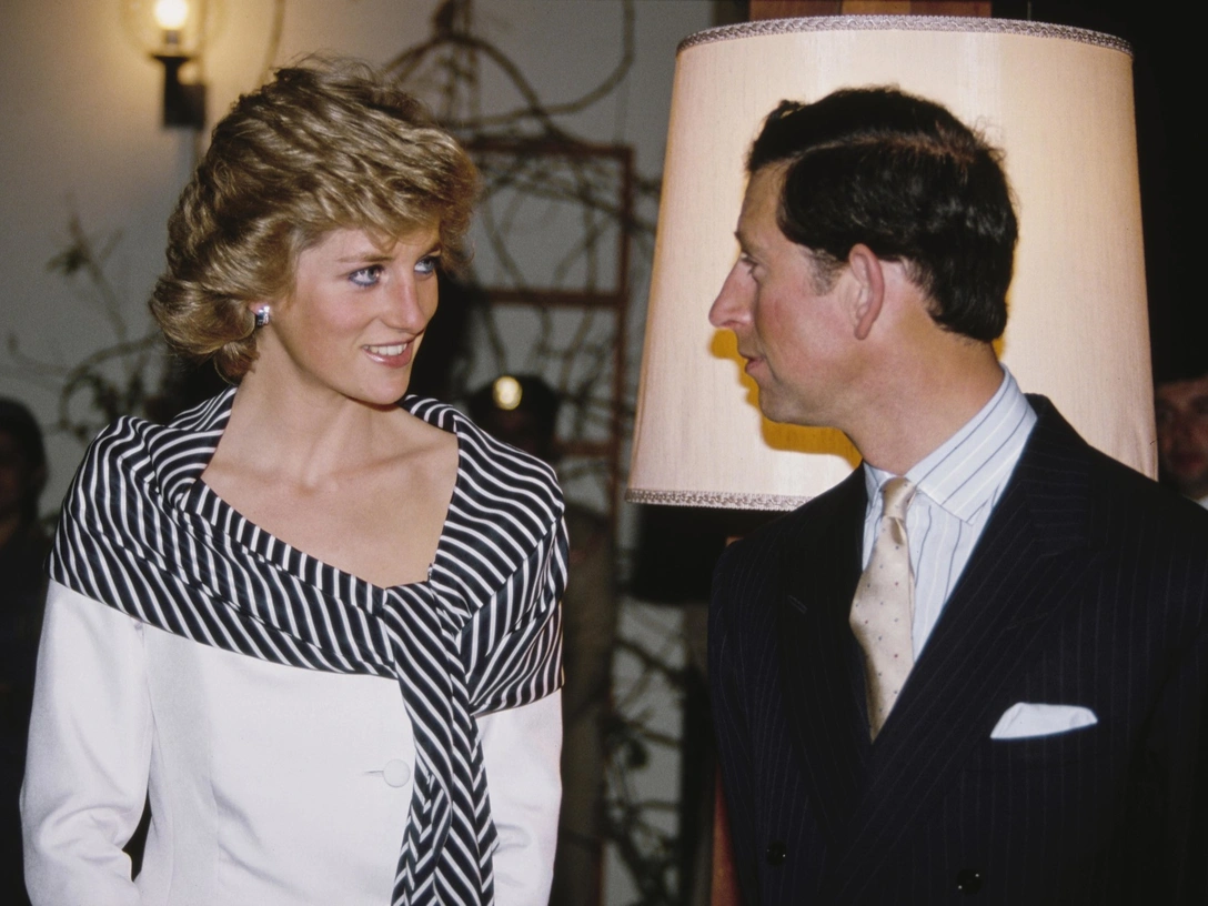 Диана и Чарльз в британском посольстве в Абу-Даби, март 1989 | marieclaire.ru