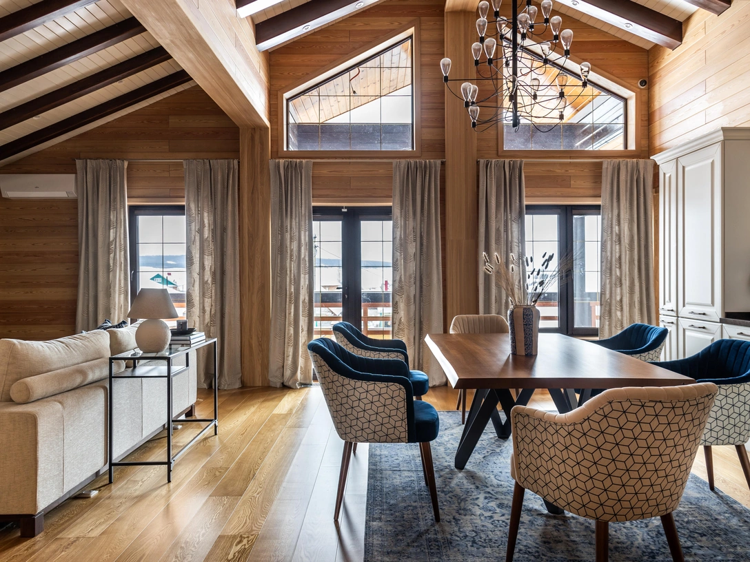 Кухня-столовая. Стол, Calligaris. Стулья выполнены на заказ, «Авторский проект». Люстра, Cattelan Italia. Консоль, ИКЕА. Настольная лампа, Zara Home. | Источник: Роман Спиридонов