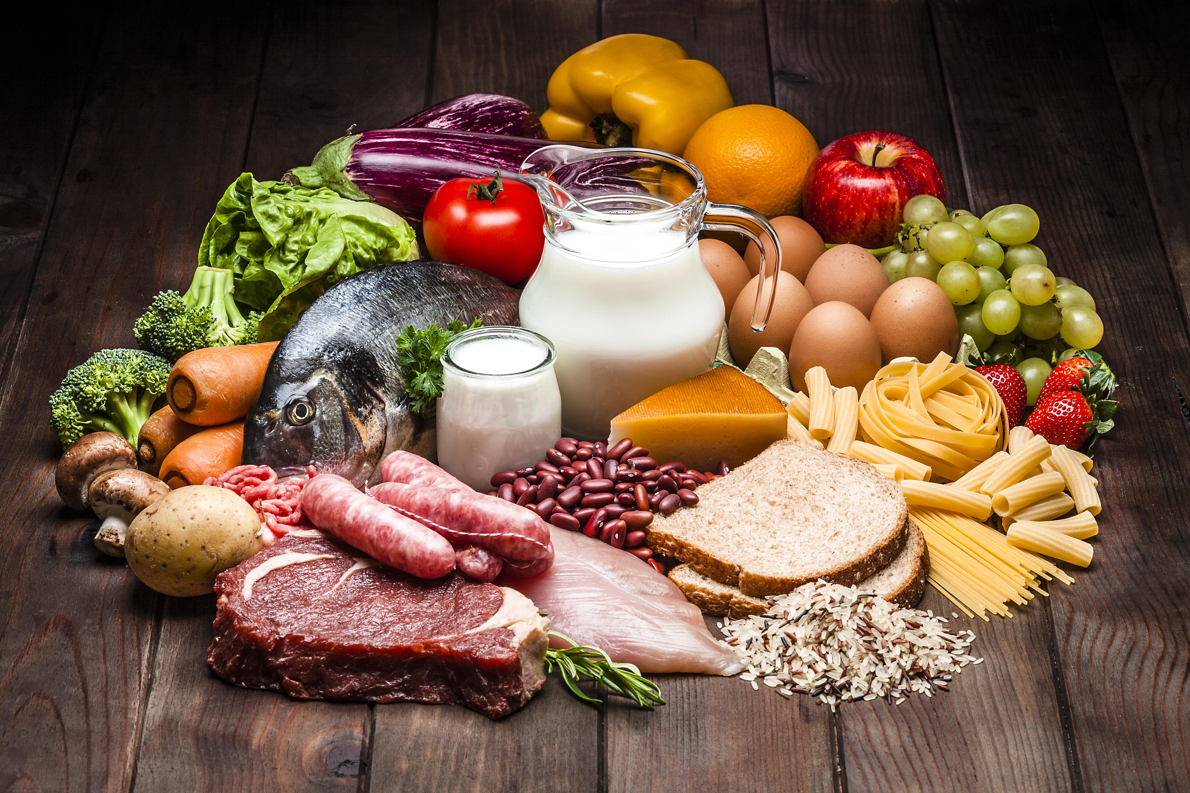Сбалансированное питание белки. Продукты питания. Натуральные продукты питания. Мясо с овощами. Натуральная еда.