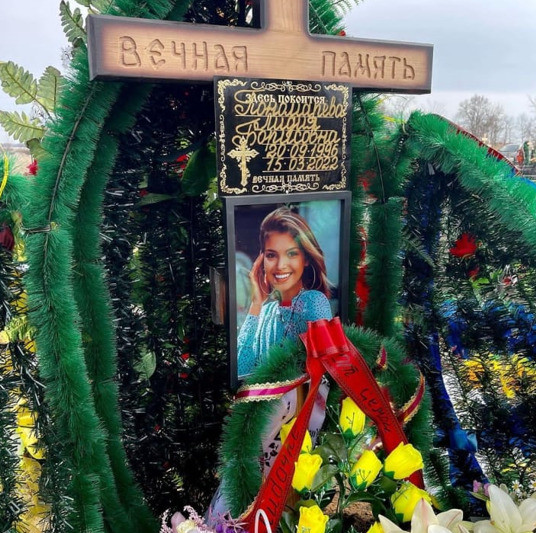 Похоронили рядом с дедушкой: родные проводили в последний путь модель Playboy Лидию Пономареву
