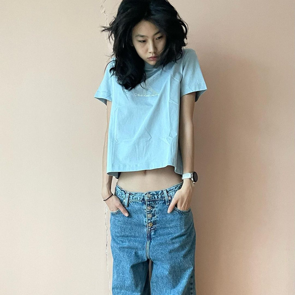 Самые модные джинсы весны 2022 — с пуговицами как у Чон Хо Ëн