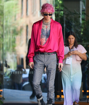 Machine Gun Kelly доказывает, что этим летом мужчинам стоит носить розовый шелк