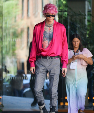Machine Gun Kelly доказывает, что этим летом мужчинам стоит носить розовый шелк