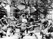 Редкие снимки 9 мая 1945 года: мы запомним победителей такими