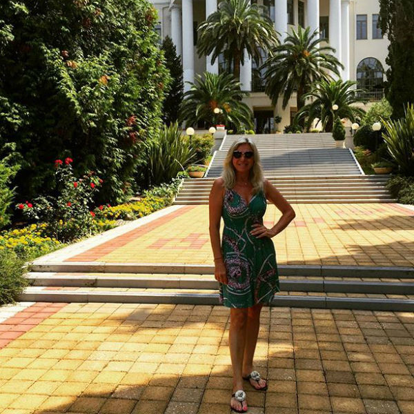 Марина Юдашкина перед грандиозным торжеством решила прогуляться по территории отеля