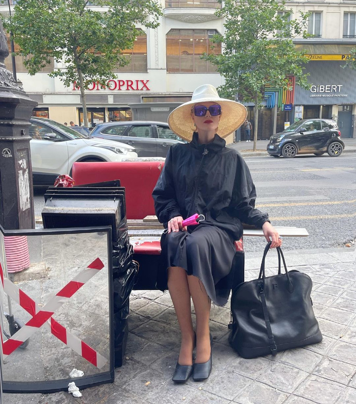 <p>Рената Литвинова прилетела на парижскую Неделю моды</p>