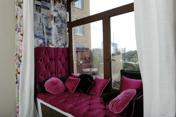 На откосах окна в спальне находится «Доска настроения» Дианы – памятные открытки и фото