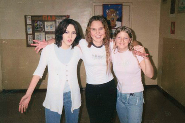 Пелагея с подругами Анной Немзер и Анастасией Савидовой (справа) на школьной дискотеке, 1996 год