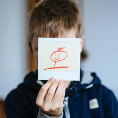 Не откликается на имя и ходит на цыпочках: как родителям заподозрить аутизм у ребенка