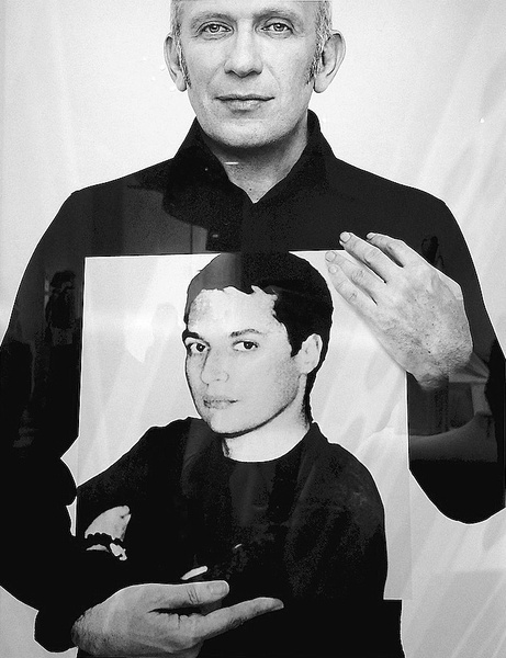 Жан-Поль Готье с портретом Франсиса Менюж