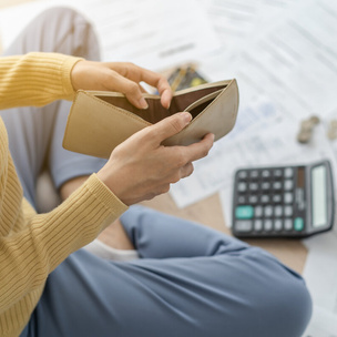 Долговая яма: 6 жизненных ситуаций, когда нельзя занимать деньги