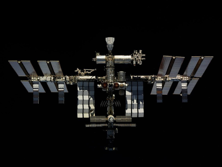 В ожидании нового «Союза»: как микрометеорит поменял планы Роскосмоса и что теперь будет с космонавтами