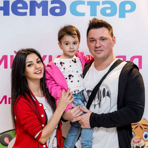 Алексей Кабанов с женой и ребенком | Источник: Пресс-служба