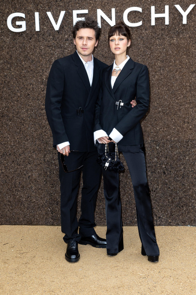 Самый стильный парный лук: Бруклин Бекхэм и Никола Пельтц вышли в свет в одинаковых костюмах