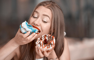 Как побороть тягу к сладкому? Диетолог назвала три способа, которые точно сработают