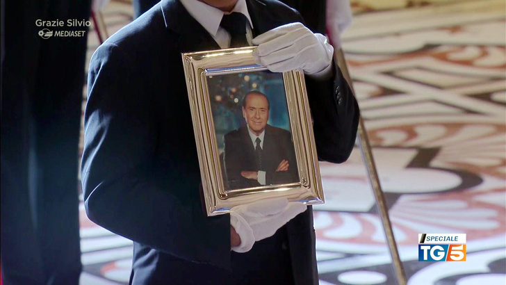 В Италии прощаются с бывшим премьер-министром страны Сильвио Берлускони