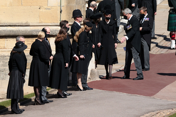 Фото №5 - Кейт Миддлтон в черном платье-пальто и в жемчужном колье на похоронах принца Филиппа