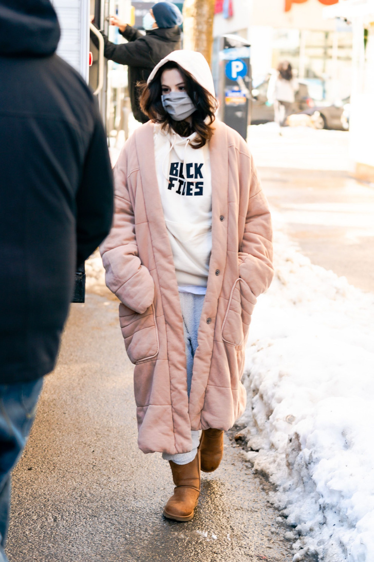 Худи + плюшевое пальто: образ Селены Гомес для очень холодного дня