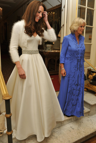 Две соперницы: как Меган Маркл выглядит в свадебном платье Кейт Миддлтон (сходство поражает)