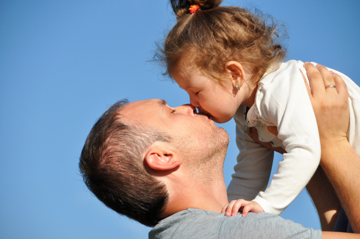 Папа может? Зачем отцы целуют своих юных дочерей и как «правильно» на это реагировать