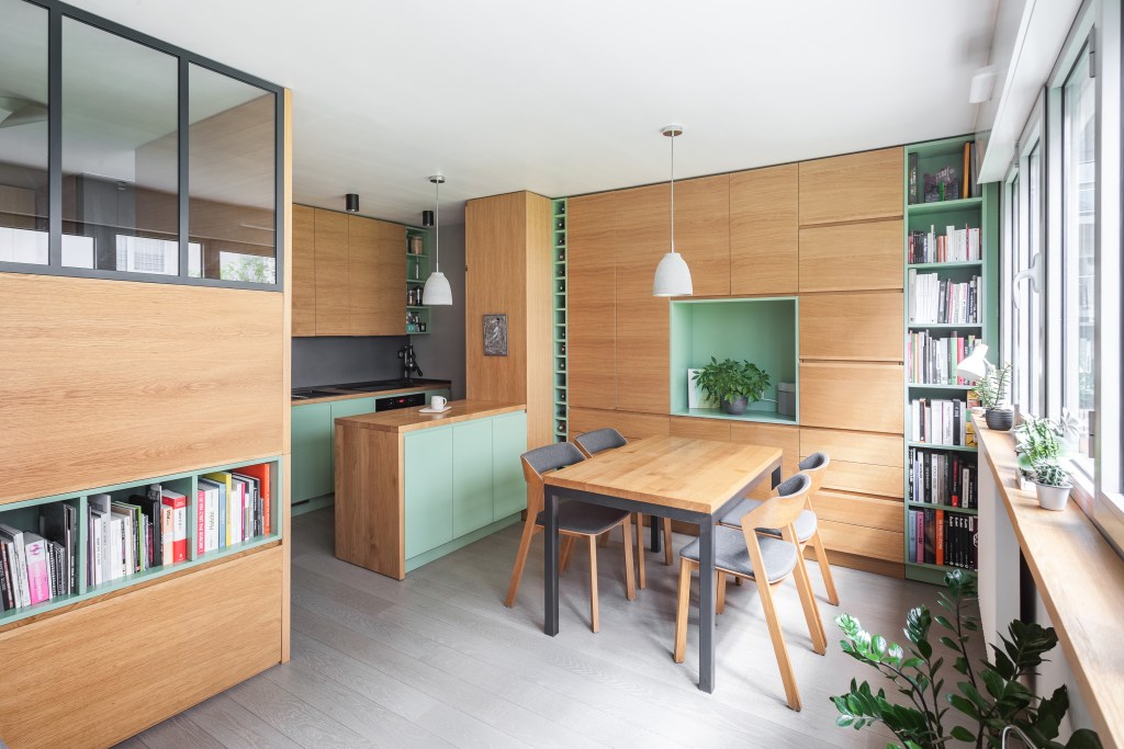 Маленькая студия 30 м² со встроенной мебелью в Париже | Источник: Катарина Миич