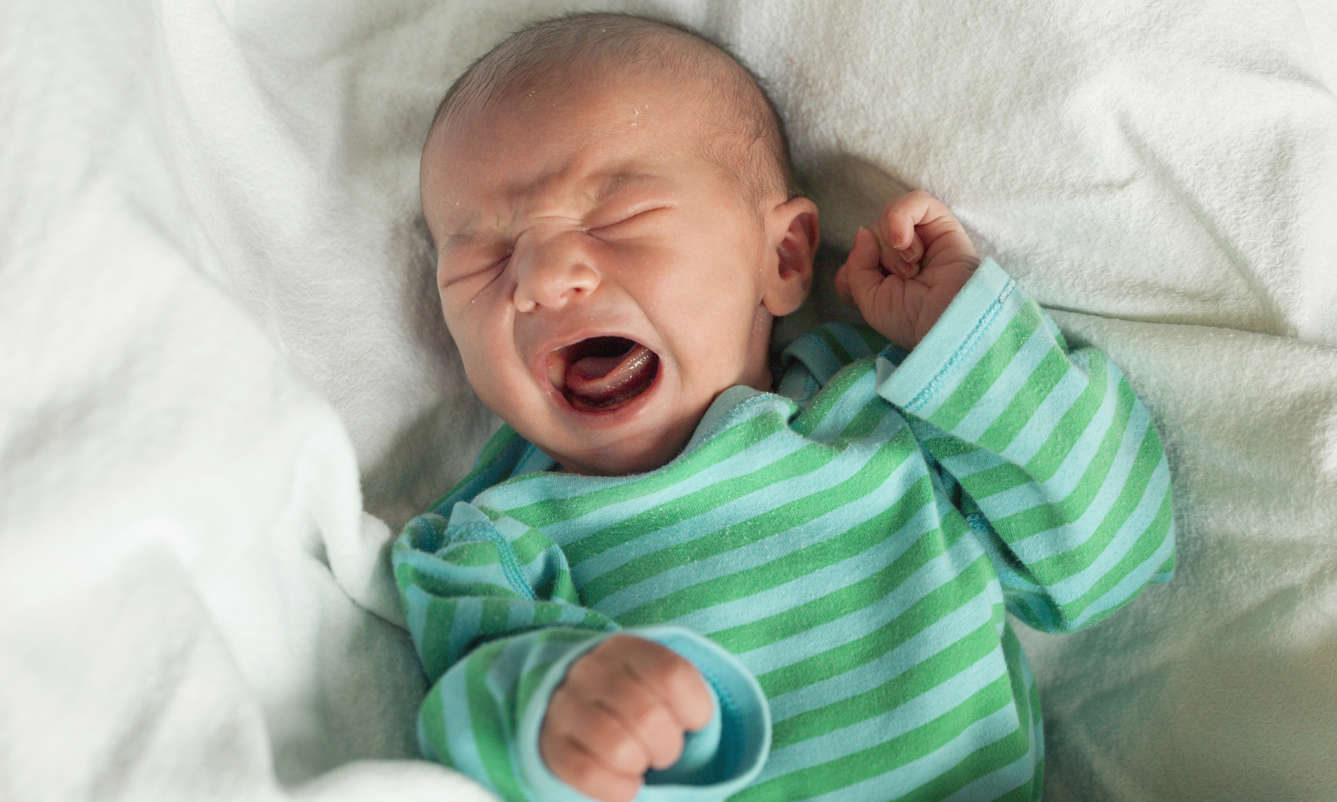Плачь ребенка при рождении. Младенец кричит. Новорожденный плачет. Новорожденный малыш. Грудной ребенок кричит.