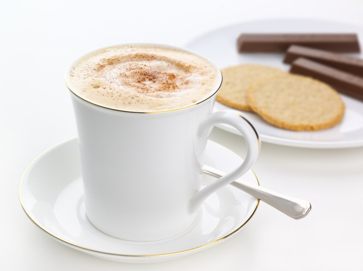 Coffee is with milk. Кофе с молоком. Капучино. Кофе капучино. Чашка кофе со сливками.