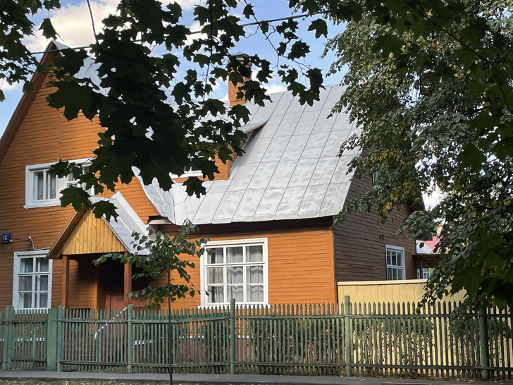 Как выглядят дома в знаменитом поселке художников «Сокол» в Москве