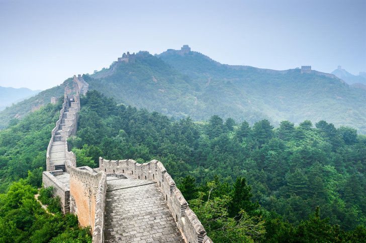 Какой длины Великая Китайская стена и кто ее построил?