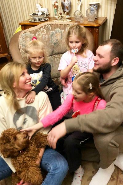 Светлана Бондарчук с сыном и внучками