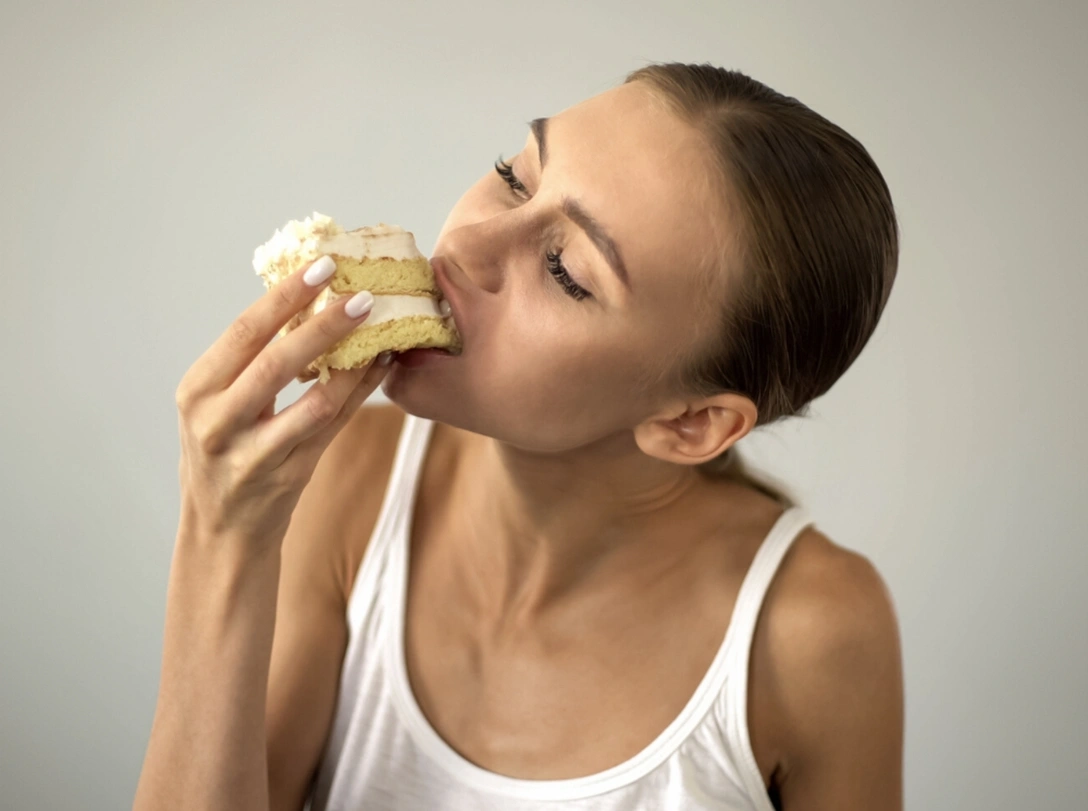 Компульсивное переедание: что это такое, и как с ним справиться | marieclaire.ru