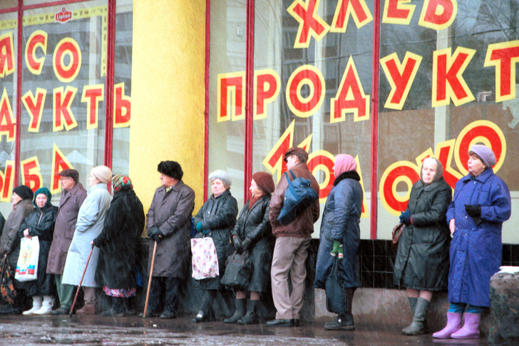 Смотрели «Старые песни о главном», провожали Ельцина, отдыхали всего 3 дня: чем запомнился последний год Кролика XX века
