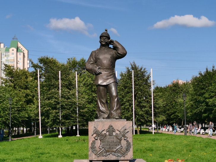 Бронзовые работники: 7 памятников профессиям в Петербурге