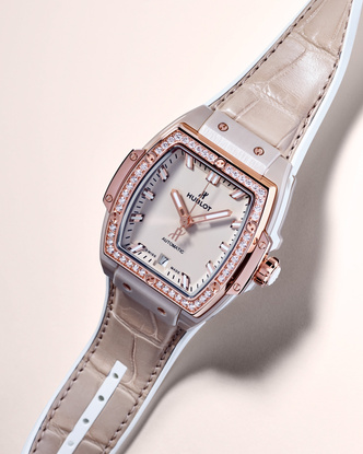 Крупным планом: перламутрово-бежевые часы Hublot с 50 бриллиантами