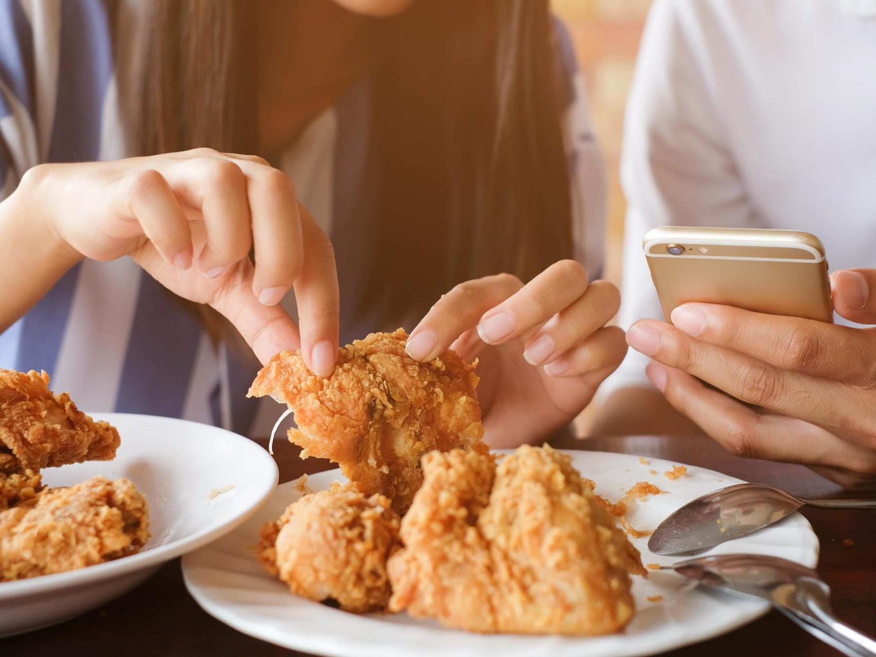 Как сделать жареную курицу сочной: гениальные лайфхаки от шеф-повара,  которые стоит попробовать | MARIECLAIRE