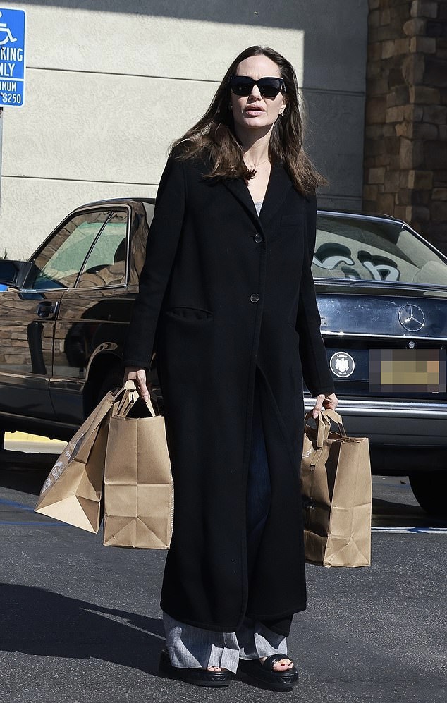 Анджелина Джоли вновь показывает, что можно купить одно-единственное пальто, которое будет сочетаться со всеми вещами в гардеробе