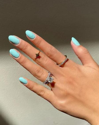 Ногти цвета Tiffany: педикюр для тех, кто мечтает об отпуске на Мальдивах
