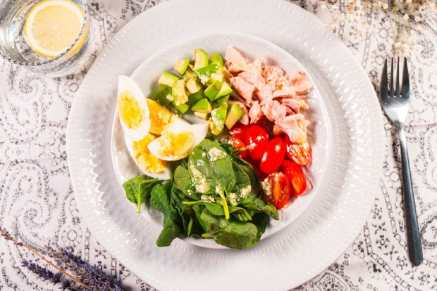 Салат с авокадо и курицей