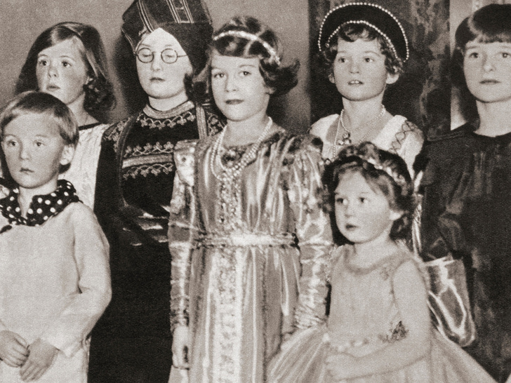 Маленькая фея: как будущая королева Елизавета выглядела бы на советском утреннике (это винтажное фото вас растрогает)