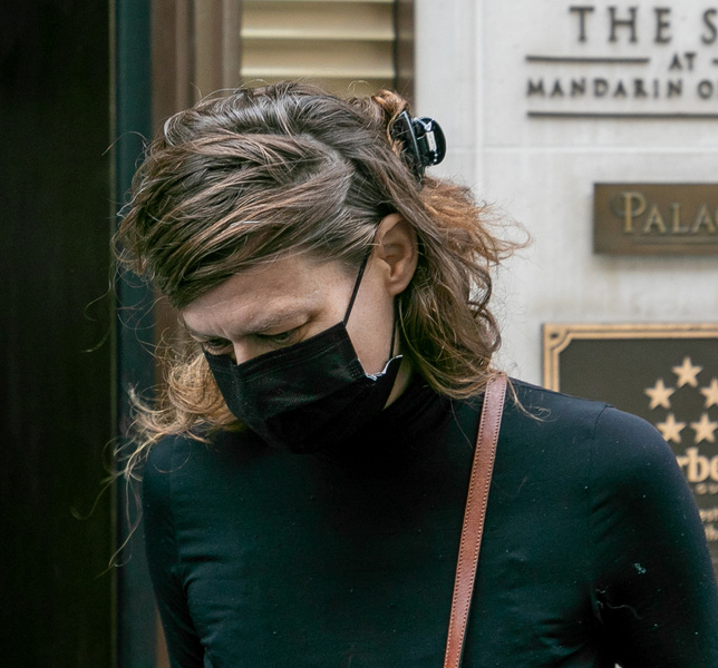 Милла Йовович гуляет по Парижу без белья и в грязной одежде