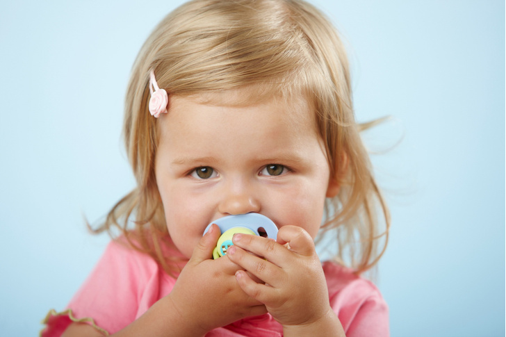 «Неправильный прикус и кривые зубы»: чем вредна соска для трехлетки и как от нее отучить
