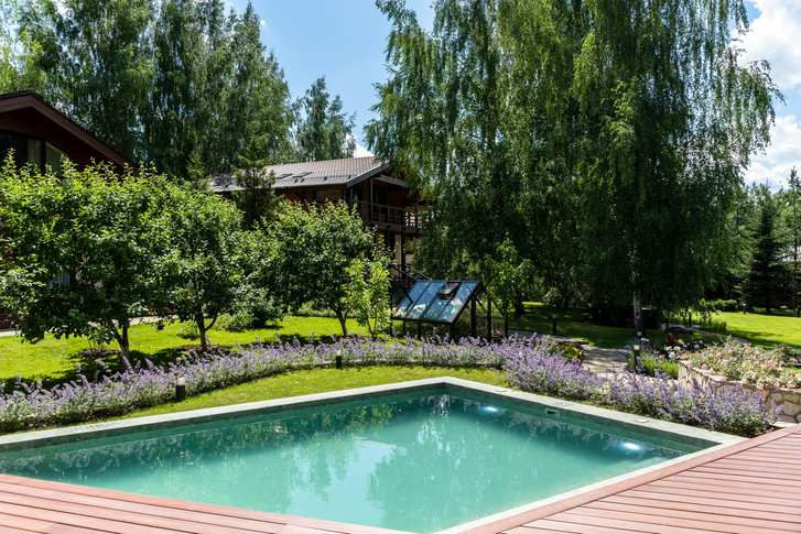 Загородный комплекс с гостевыми домами, бассейном и беседкой над оврагом