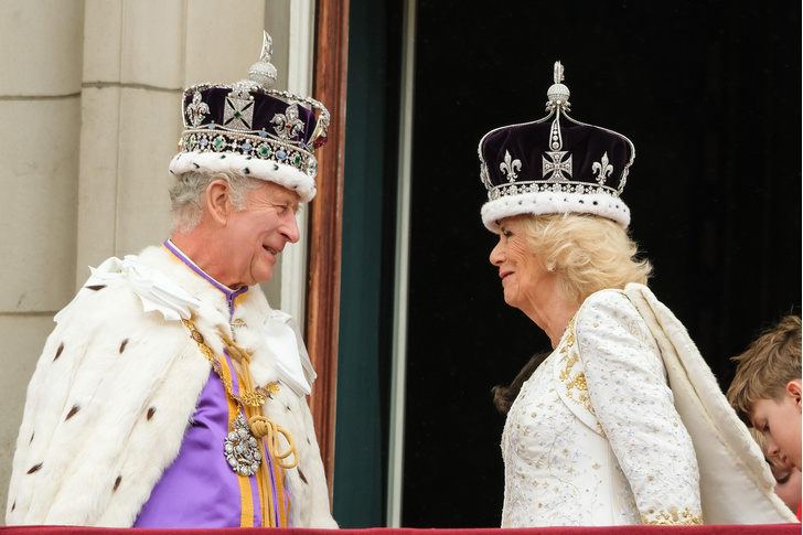 Это фото войдет в историю: новый состав королевской семьи на балконе Букингемского дворца (Карл и Камилла во главе!)