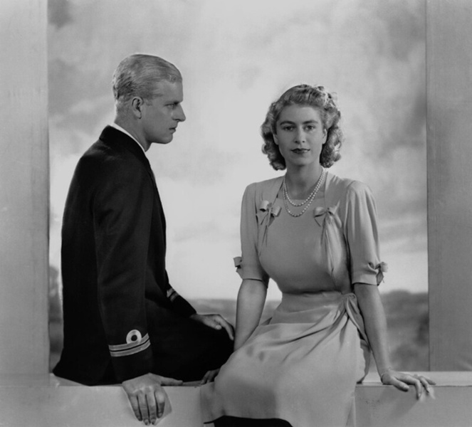 Было — стало: как изменились официальные помолвочные портреты Виндзоров за 95 лет