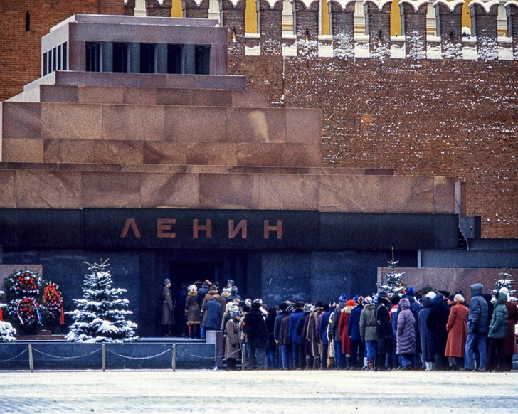 Комбинезон с жидкостью и дублер. Как сохраняется тело Ленина?