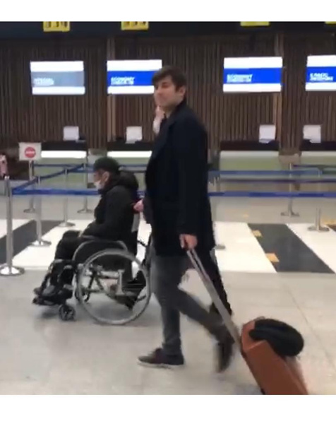 Покидает Москву с трудом: Бари Алибасов замечен в инвалидной коляске в аэропорту