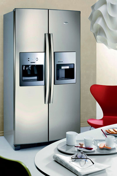 Единственный в своем роде холодильник Side-by-Side 20RI D4 ESPRESSO (Whirlpool), 60 000 руб. Помимо диспенсера и ледогенератора он также оснащен встроенной кофеваркой эспрессо.