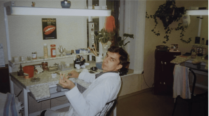 Как воспитание влияет на доход: разбираемся на примере трудоголиков из 1990-х и миллионеров из 2000-х