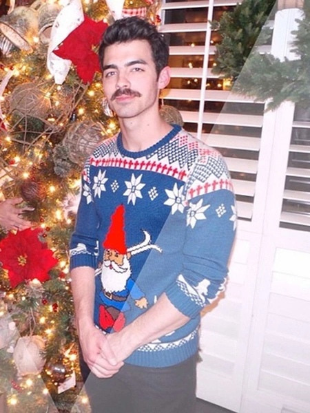 Ugly Sweater Day: самые угарные фотки звезд в нелепых свитерах