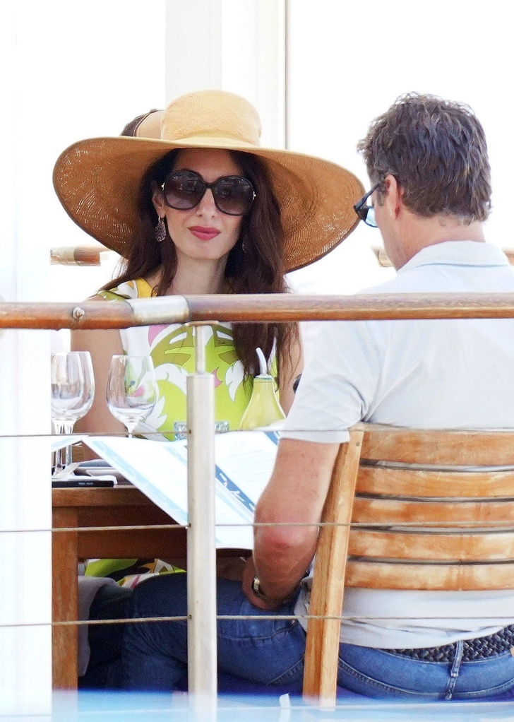 Французские каникулы: Амаль Клуни в соломенной шляпке и крошечном сарафане